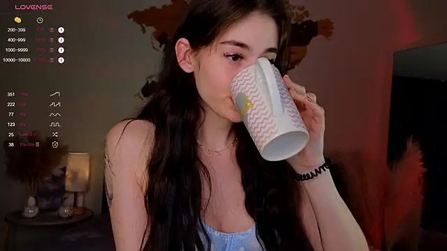 AuroraMari online show from 03.04.25