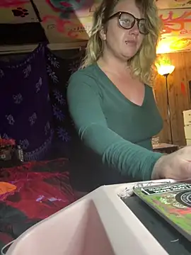 Snapshot of TrashleyRosebud chatting on 11.25.25 TrashleyRosebud online show from 11.25.25
