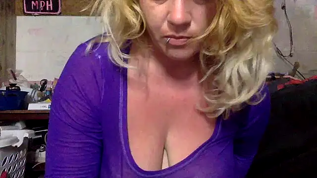 Snapshot of TrashleyRosebud chatting on 06.03.26 TrashleyRosebud online show from 06.03.26
