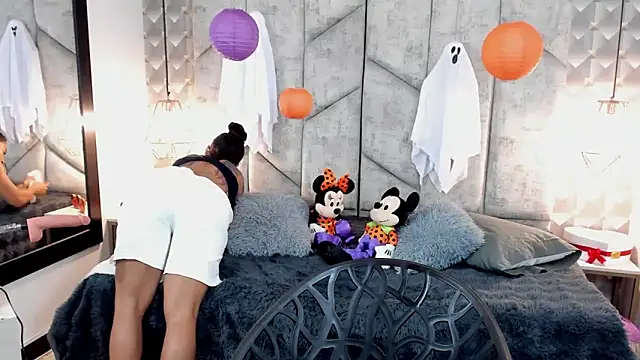 NiicolleMiller online show from 10.20.25