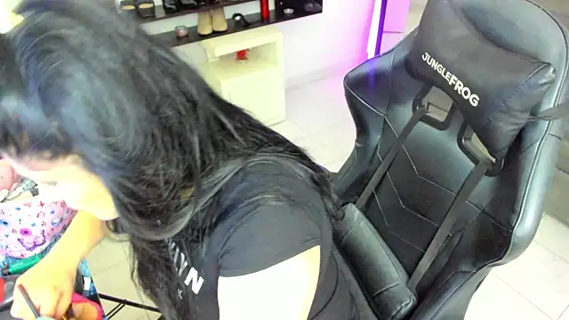 Snapshot of BellaFlaming chatting on 11.26.25 BellaFlaming online show from 11.26.25