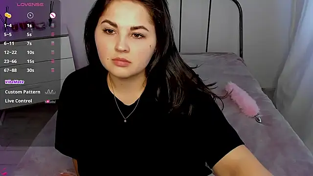Snapshot of Talla_a chatting on 06.25.26 Talla a online show from 06.25.26