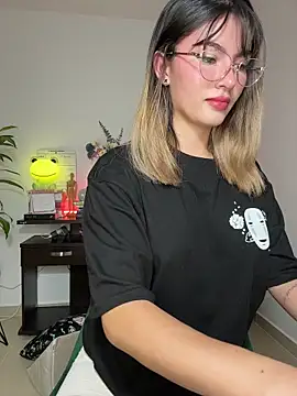 Snapshot of Your_Honeey chatting on 11.14.25 Your Honeey online show from 11.14.25