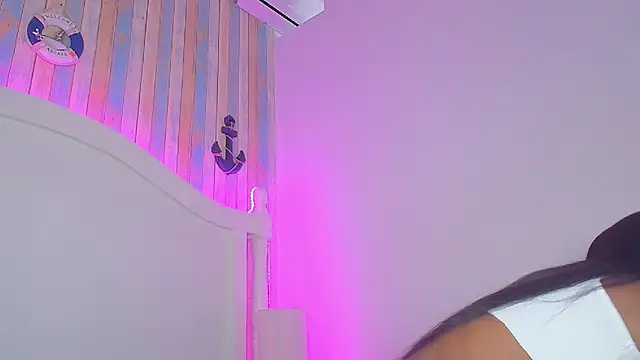 NaiaGils online show from 02.18.25