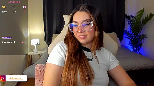 Snapshot of dakottaa_ chatting on 10.23.25 dakottaa online show from 10.23.25