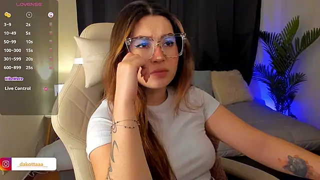 Snapshot of dakottaa_ chatting on 11.06.25 dakottaa online show from 11.06.25