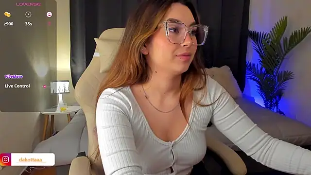 Snapshot of dakottaa_ chatting on 11.11.25 dakottaa online show from 11.11.25