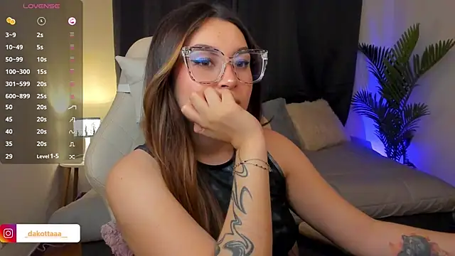 Snapshot of dakottaa_ chatting on 11.23.25 dakottaa online show from 11.23.25