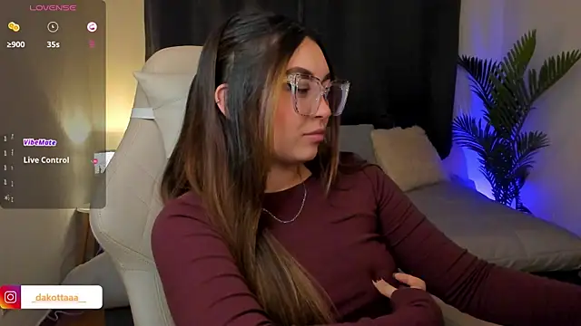 Snapshot of dakottaa_ chatting on 11.25.25 dakottaa online show from 11.25.25