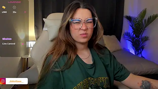 Snapshot of dakottaa_ chatting on 11.28.25 dakottaa online show from 11.28.25