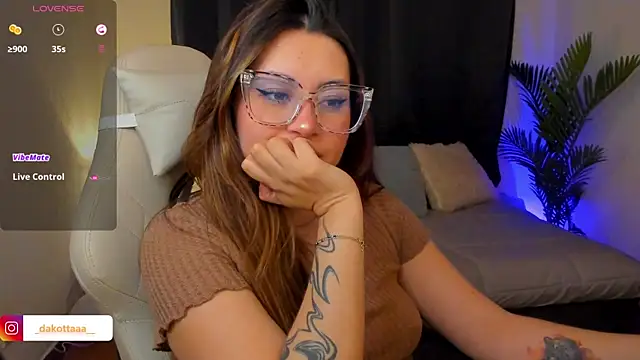 Snapshot of dakottaa_ chatting on 11.29.25 dakottaa online show from 11.29.25