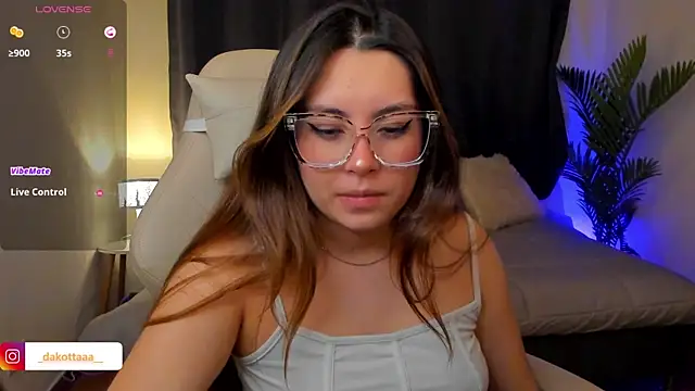 Snapshot of dakottaa_ chatting on 12.02.25 dakottaa online show from 12.02.25