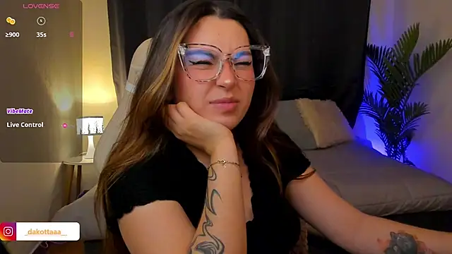 Snapshot of dakottaa_ chatting on 12.03.25 dakottaa online show from 12.03.25