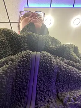 QueenNuttCollector online show from 03.01.25