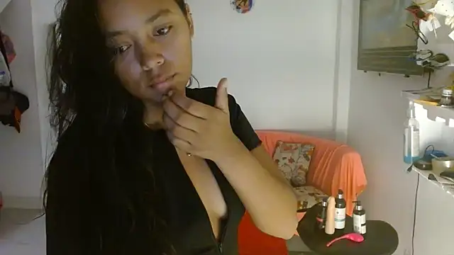 Snapshot of Chiara_petterson chatting on 12.21.25 Chiara petterson online show from 12.21.25