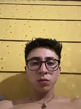 Snapshot of CamiRojas_boy chatting on 09.18.25 CamiRojas boy online show from 09.18.25