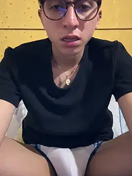 Snapshot of CamiRojas_boy chatting on 09.22.25 CamiRojas boy online show from 09.22.25