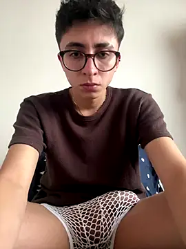 Snapshot of CamiRojas_boy chatting on 10.21.25 CamiRojas boy online show from 10.21.25