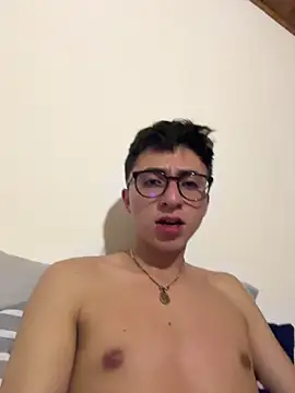 Snapshot of CamiRojas_boy chatting on 10.24.25 CamiRojas boy online show from 10.24.25