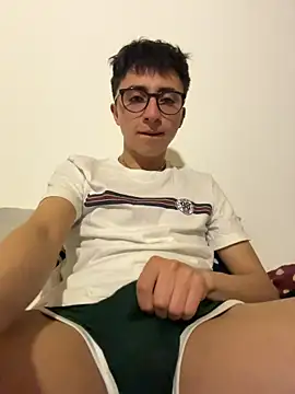 Snapshot of CamiRojas_boy chatting on 10.29.25 CamiRojas boy online show from 10.29.25