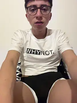 Snapshot of CamiRojas_boy chatting on 10.31.25 CamiRojas boy online show from 10.31.25