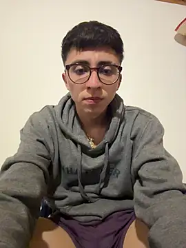 Snapshot of CamiRojas_boy chatting on 11.05.25 CamiRojas boy online show from 11.05.25