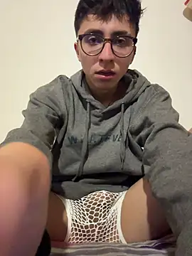 Snapshot of CamiRojas_boy chatting on 11.10.25 CamiRojas boy online show from 11.10.25