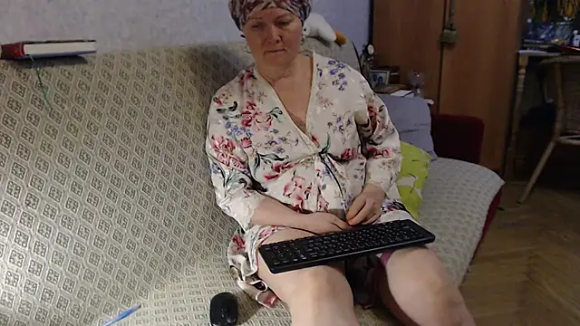 Snapshot of zarinafonliberman chatting on 02.14.25 zarinafonliberman online show from 02.14.25