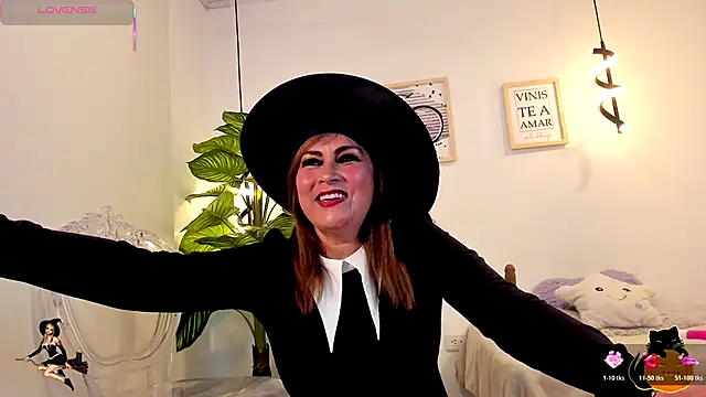 Snapshot of Rachel__Lang chatting on 10.31.25 Rachel Lang online show from 10.31.25