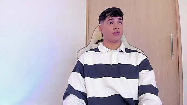 Snapshot of Jimmy_Leeh_ chatting on 12.15.24 Jimmy Leeh  online show from 12.15.24