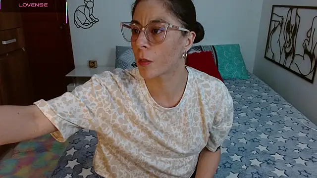 Snapshot of antonella_sweet33 chatting on 11.21.25 antonella sweet33 online show from 11.21.25