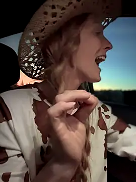 Snapshot of GoldenFlameGoddess chatting on 11.03.25 GoldenFlameGoddess online show from 11.03.25