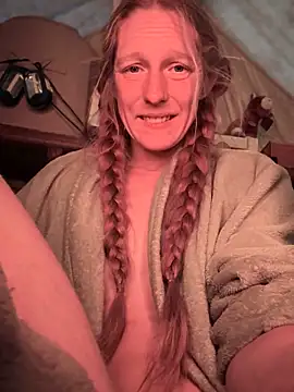 Snapshot of GoldenFlameGoddess chatting on 11.10.25 GoldenFlameGoddess online show from 11.10.25