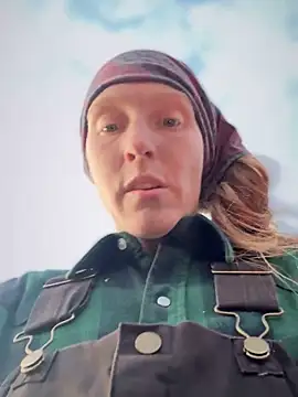 Snapshot of GoldenFlameGoddess chatting on 11.18.25 GoldenFlameGoddess online show from 11.18.25