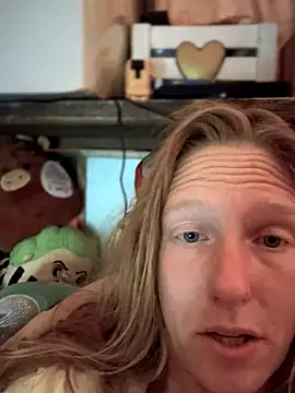 Snapshot of GoldenFlameGoddess chatting on 11.26.25 GoldenFlameGoddess online show from 11.26.25