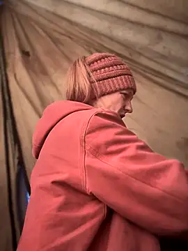 Snapshot of GoldenFlameGoddess chatting on 12.17.25 GoldenFlameGoddess online show from 12.17.25