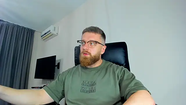 Snapshot of Findom_guy chatting on 04.27.26 Findom guy online show from 04.27.26