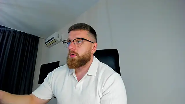 Snapshot of Findom_guy chatting on 05.01.26 Findom guy online show from 05.01.26