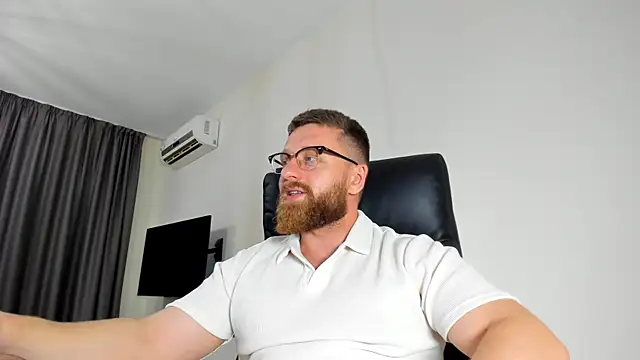 Snapshot of Findom_guy chatting on 05.26.26 Findom guy online show from 05.26.26