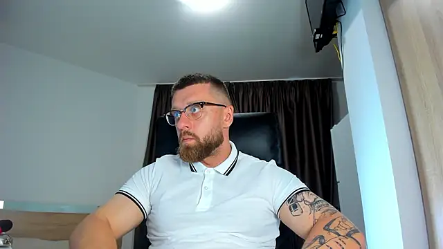 Snapshot of Findom_guy chatting on 07.08.26 Findom guy online show from 07.08.26