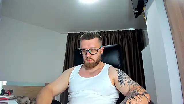 Snapshot of Findom_guy chatting on 07.10.26 Findom guy online show from 07.10.26