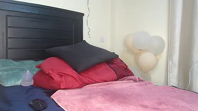 Snapshot of NIKKIE_LOVE chatting on 02.13.25 NIKKIE LOVE online show from 02.13.25