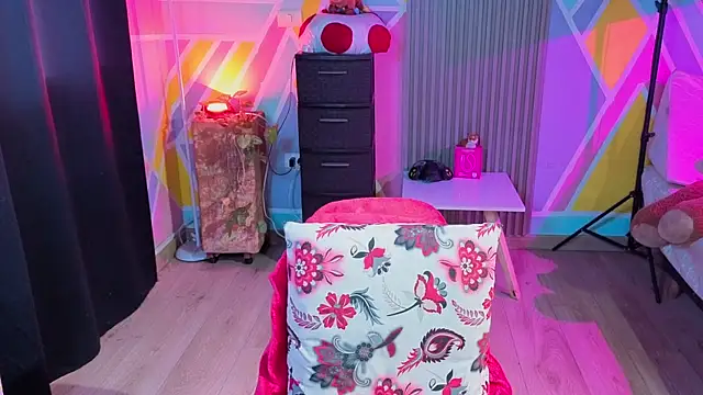Snapshot of Cuttiealice chatting on 10.10.25 Cuttiealice online show from 10.10.25