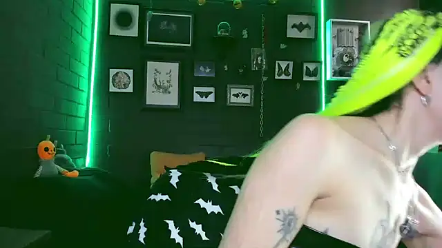 Snapshot of insania_9999_ chatting on 02.21.25 insania 9999 online show from 02.21.25