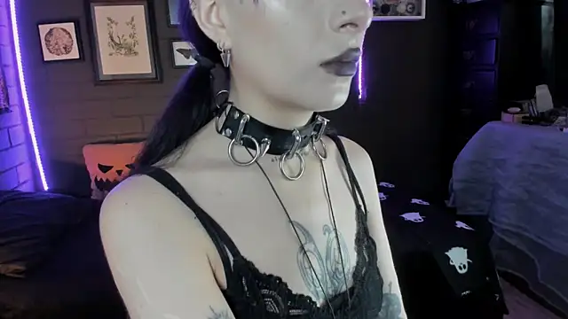 Snapshot of insania_9999_ chatting on 10.22.25 insania 9999 online show from 10.22.25