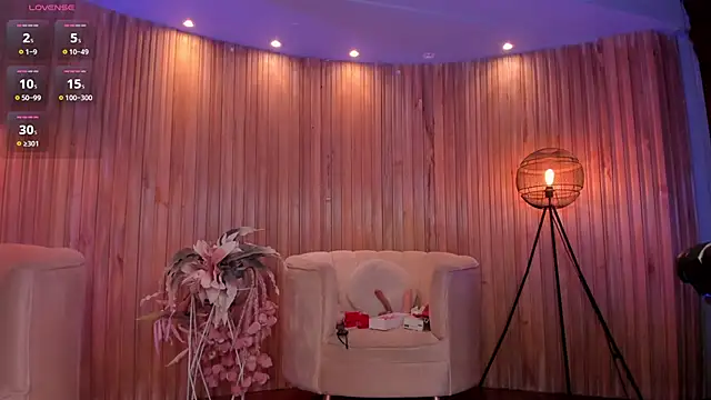 Snapshot of SophieBarnett chatting on 02.25.25 SophieBarnett online show from 02.25.25