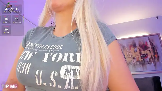 Snapshot of SophieBarnett chatting on 10.13.25 SophieBarnett online show from 10.13.25