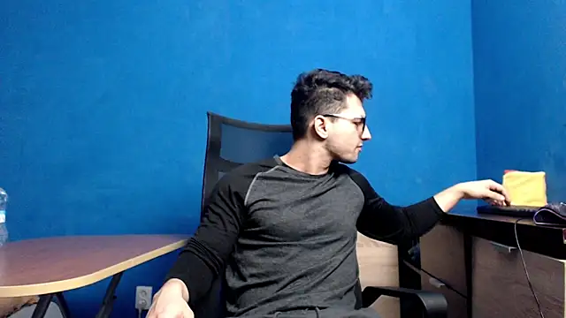 Snapshot of alex_blu chatting on 12.02.24 alex blu online show from 12.02.24