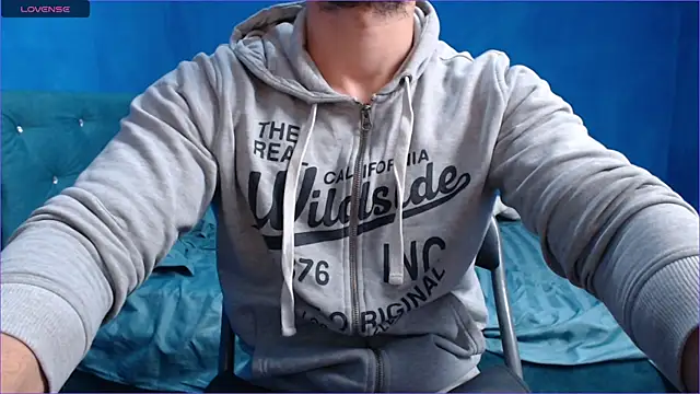 Snapshot of alex_blu chatting on 10.08.25 alex blu online show from 10.08.25