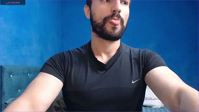 Snapshot of alex_blu chatting on 10.09.25 alex blu online show from 10.09.25